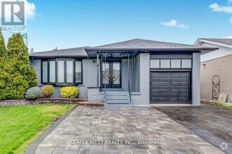 Building Photo - 2 Horizon Crescent