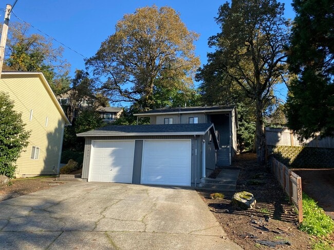 Building Photo - Large 2 bedroom, 1.5 bathroom Townhouse st...