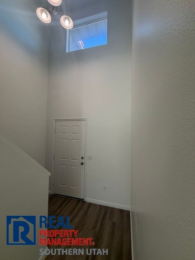 Building Photo - Northview Commercial Park Townhome