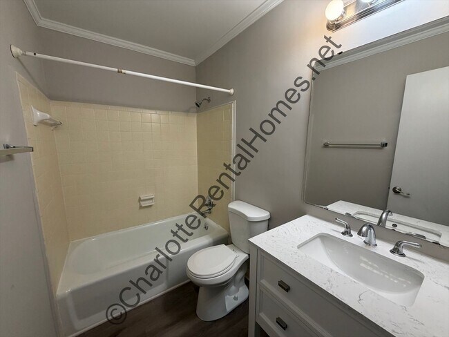 Foto del edificio - Move in ready 3 bedroom 2 bath home with all new flooring throughout and private deck