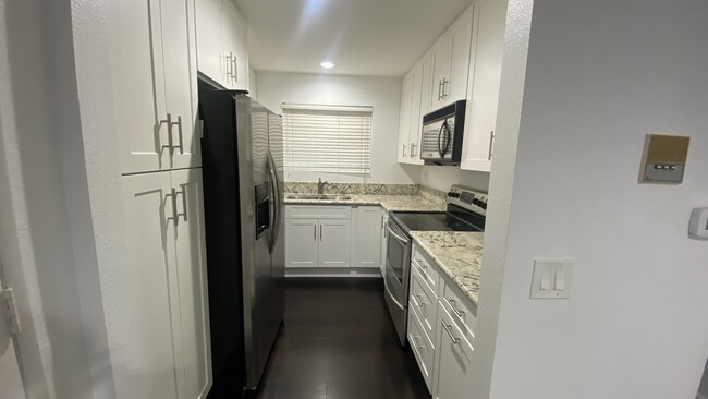 Gourmet kitchen with quite close cabinets - 2568 Albatross St