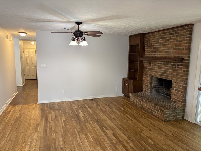 Building Photo - 409 Cloverleaf Dr