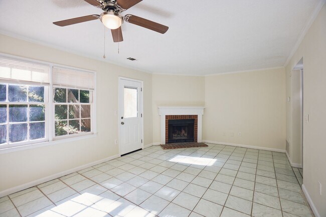 Building Photo - 2BR/2.5BA Townhome Gem with Fenced Yard, Fireplace & Bay Windows