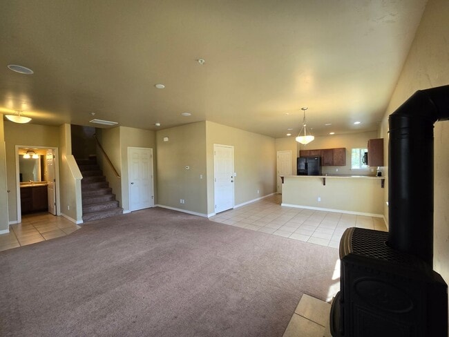 Building Photo - *PENDING* Beautiful 3 Bedroom-2 1/2 Bath E...