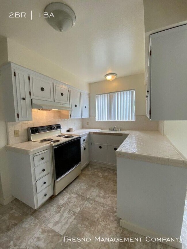 Building Photo - 2 Bed 1 Bath Apartment Near Manchester Mall!