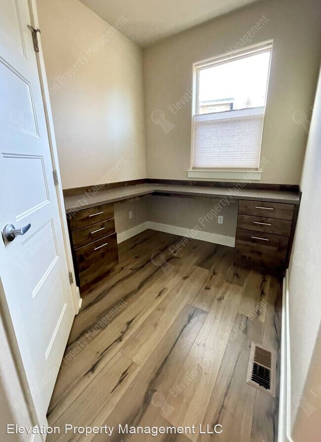 Building Photo - 4 br, 2.5 bath House - 2356 NW Debron Ln