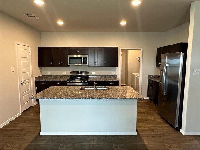 Foto del edificio - 611 Running Creek Dr