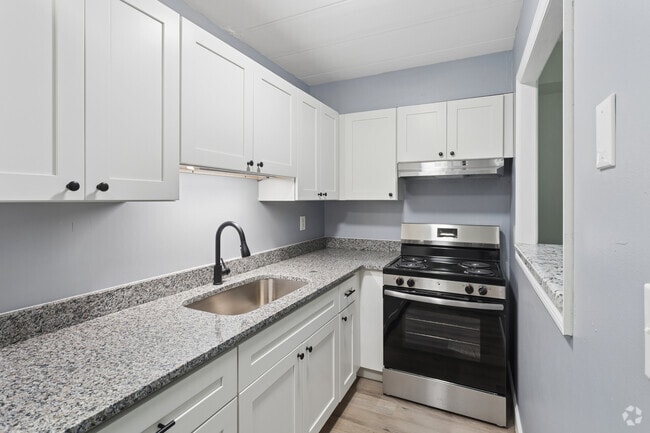 2BR, 1BA - 644SF - Kitchen - Virginia Junction