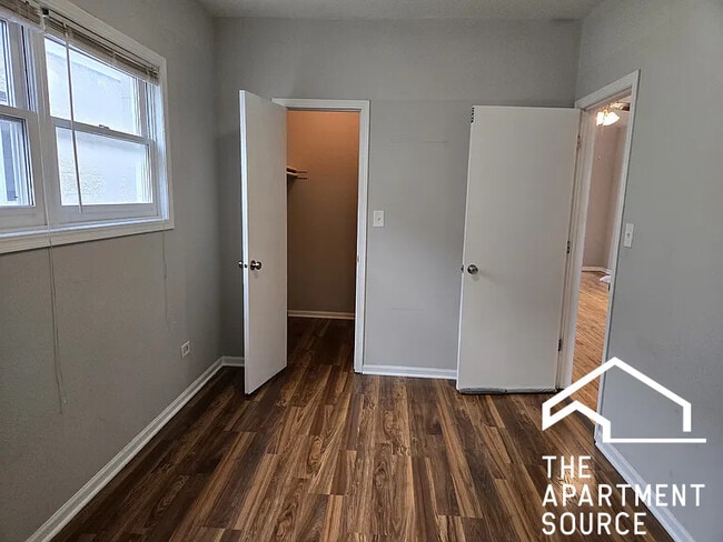 Building Photo - 842 N Wood St