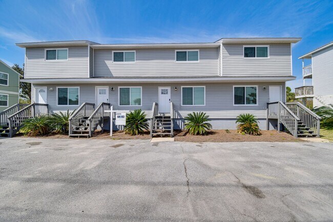 Foto del edificio - FULLY FURNISHED!!! 2 BEDROOM TOWNHOME IN P...