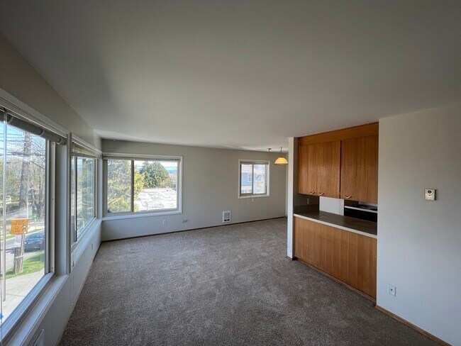 Building Photo - 1505 E Galer St