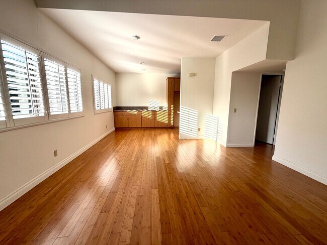 Foto del edificio - Light-filled, two-story 3-bedroom, 2.5-bath condo in the heart of Thousand Oaks!
