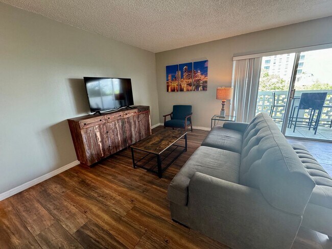 Foto del edificio - FURNISHED 1 Bed 1 Bath In Amazing Location...