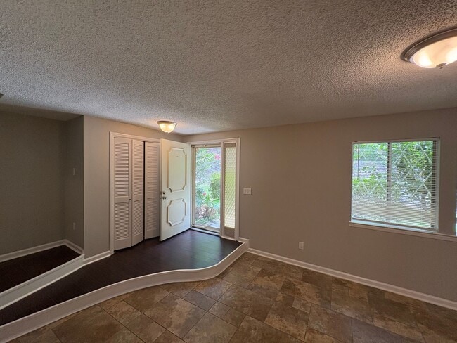 Foto del edificio - Four Bedroom Townhome Available Now