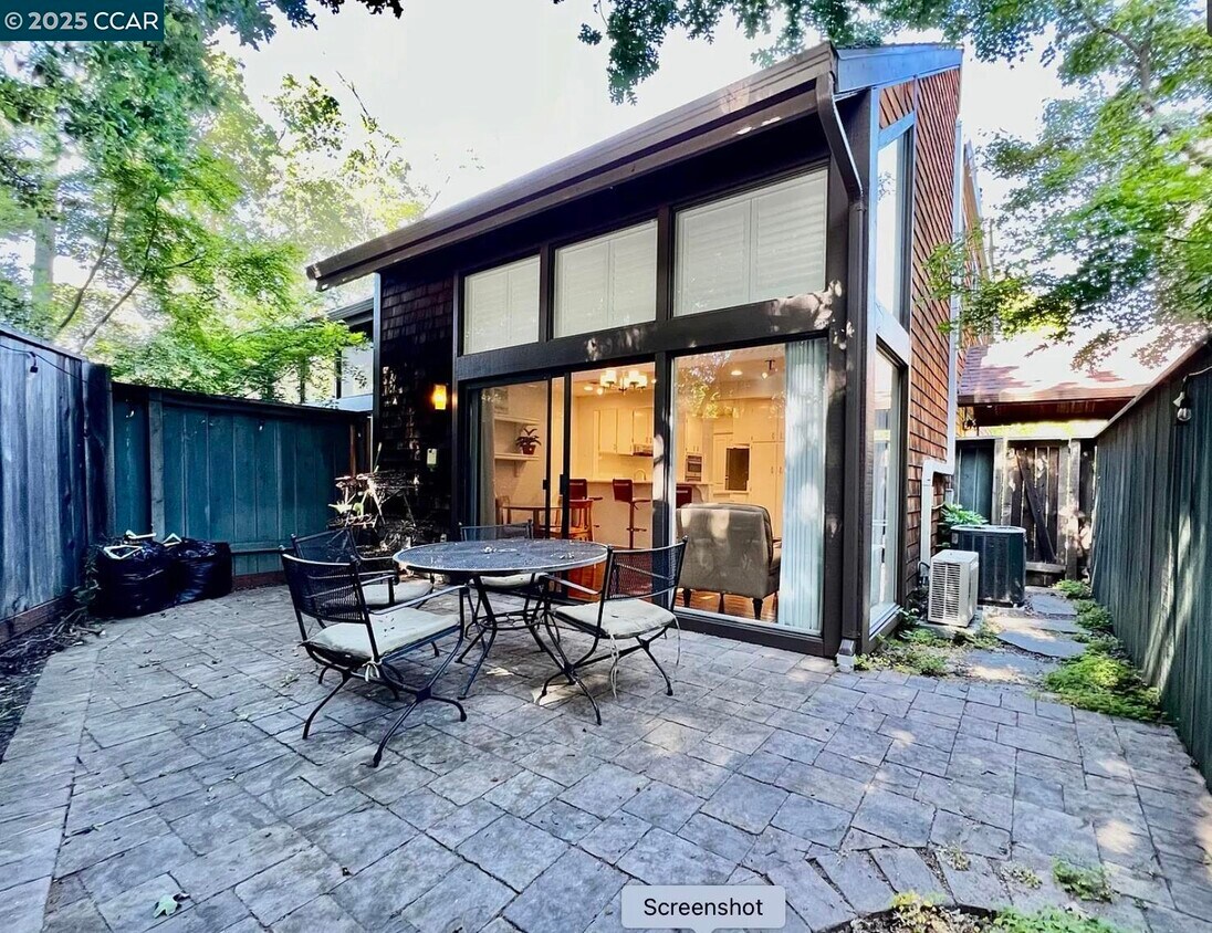 Foto principal - 5 Songbird Ct