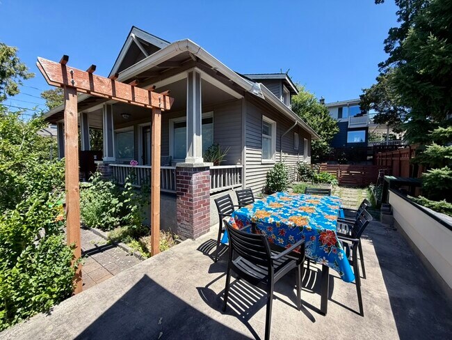Foto del edificio - 8202 41st Ave SW