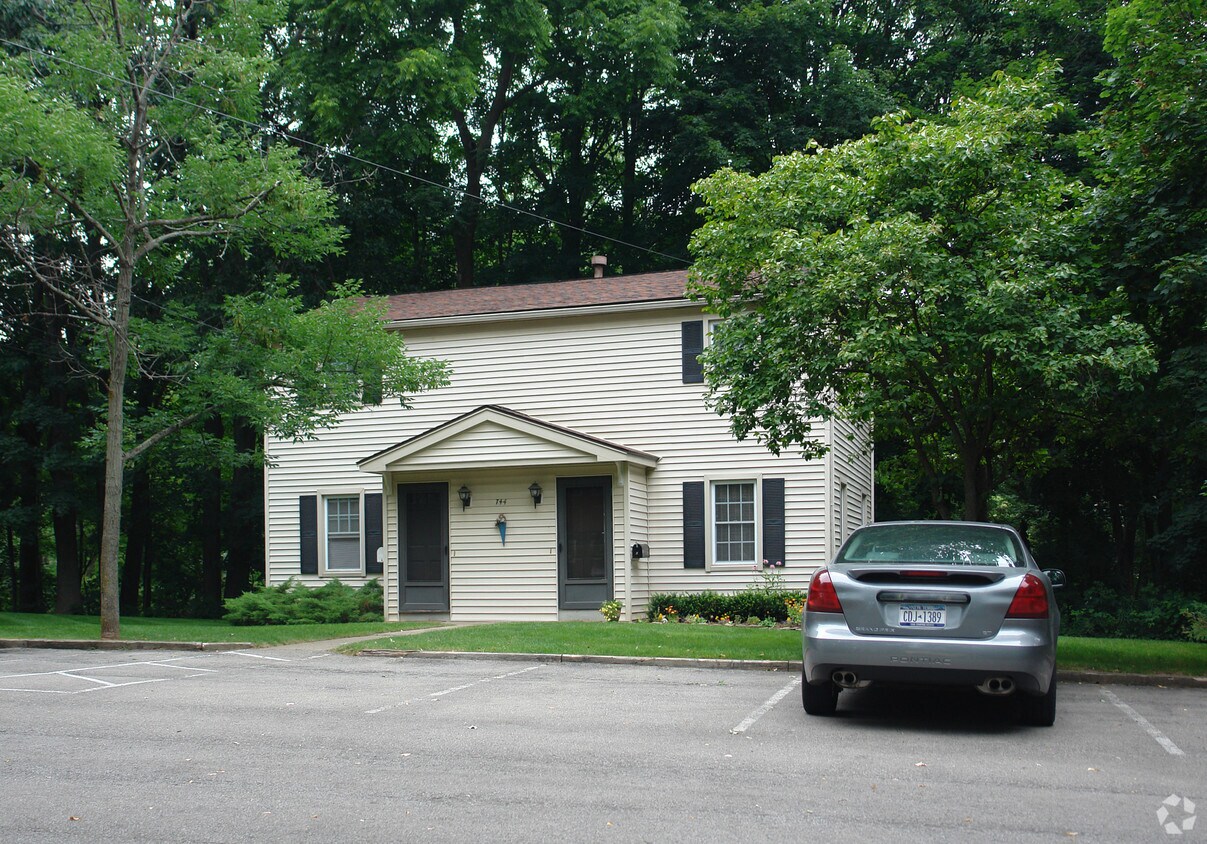 Building Photo - 740-748 Liberty St
