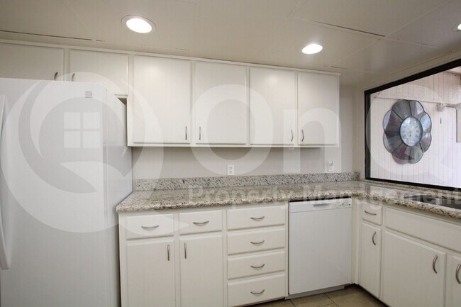 Building Photo - 322 E Huntington Dr