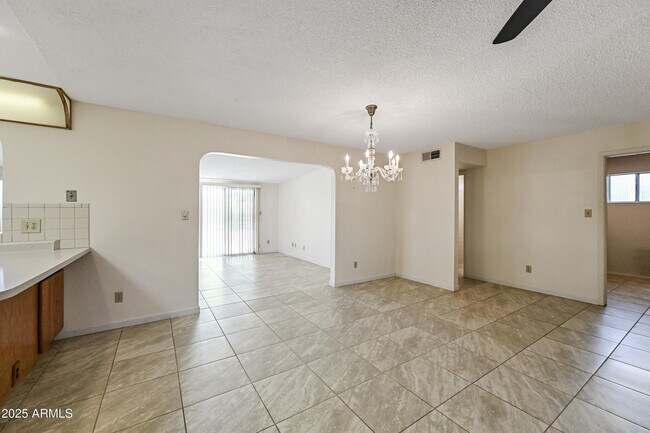 Foto del edificio - 8261 E Fay Ave