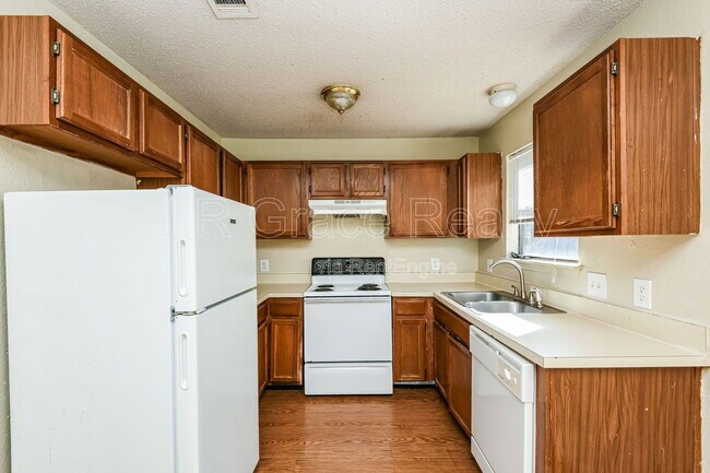 Foto del edificio - 5919 Shadydell Dr