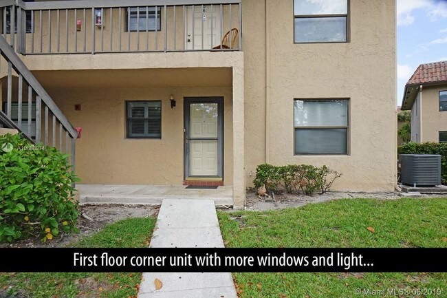 Foto del edificio - 6832 Palmetto Cir S