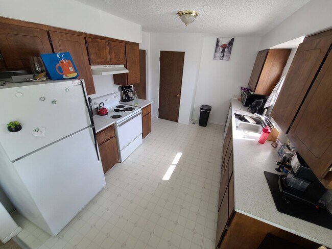 Building Photo - 2824/26 Shan Dr. Duplex