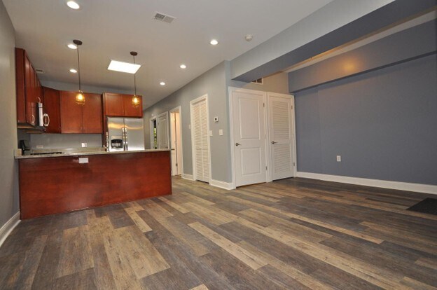 Foto del edificio - 622 E Oakwood Blvd