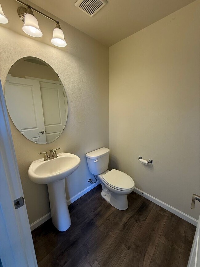 Building Photo - Spacious Modern Puyallup Home