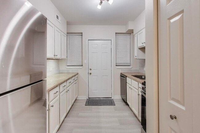 Building Photo - 1 W Oak Ave