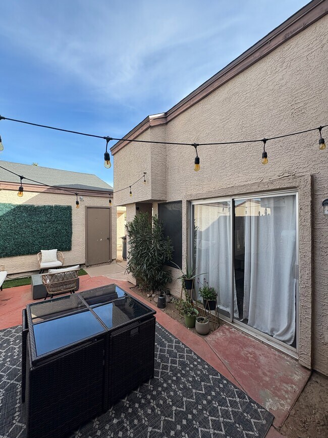 Patio que conecta la cocina y la sala de estar. - 3315 E Kelton Ln