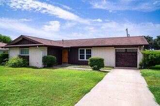 Building Photo - 142 Meadow Glen Dr