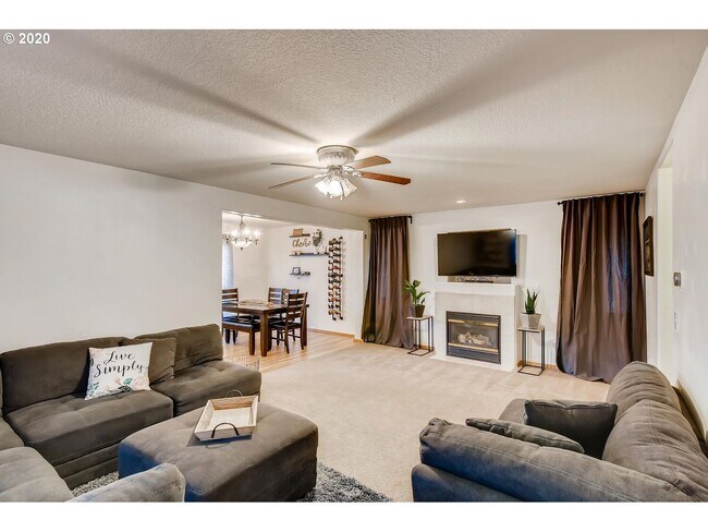 Foto del edificio - Spacious 4 bed/2.5 Bath Single Family Home...