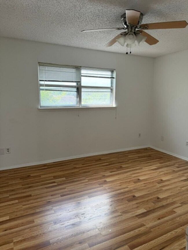 Building Photo - Centrally Located 2 Bedroom Unit