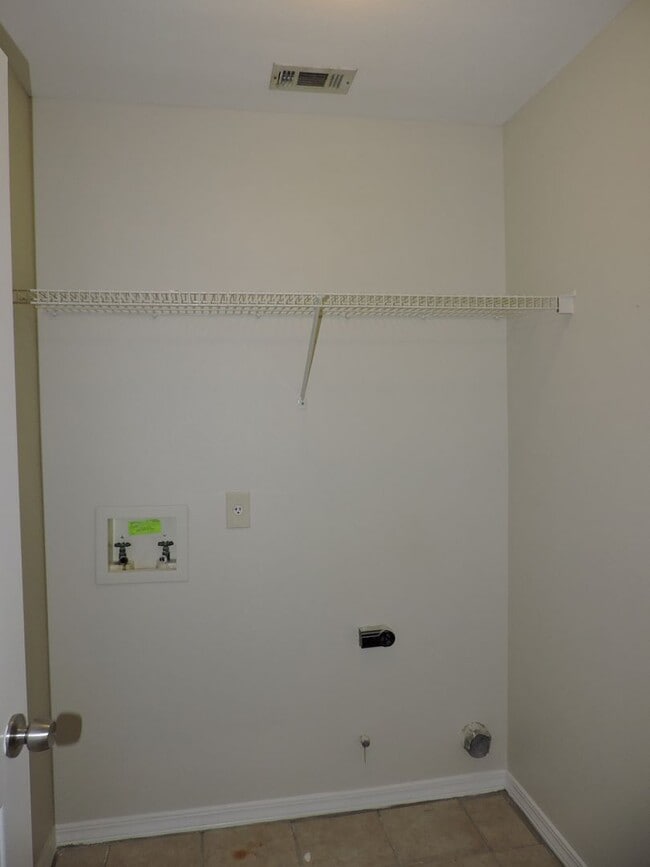 Foto del edificio - Convenient to NAS & Corry!