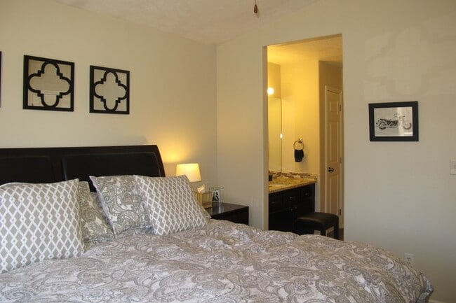 Building Photo - 444 Sunland Dr
