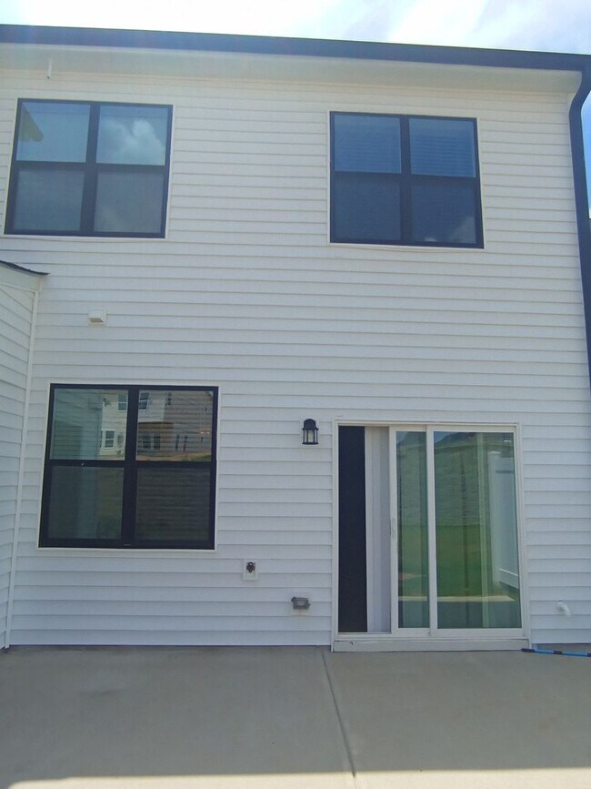 Building Photo - 730 Putney Hl Rd