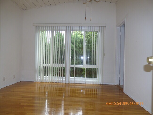 Foto del edificio - 245 1/2 S Church Ln