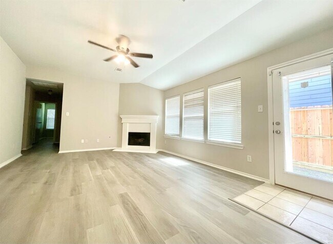 Foto del edificio - 5723 Wandering Creek Dr