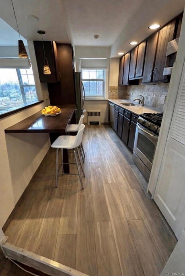 Foto del edificio - 220 Pelham Rd