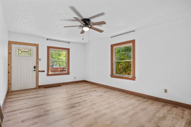 Building Photo - 520 Bonfoy Ave