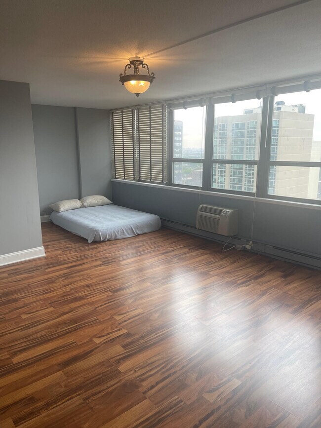 Room for Murphy Bed - 2740 N Pine Grove Ave