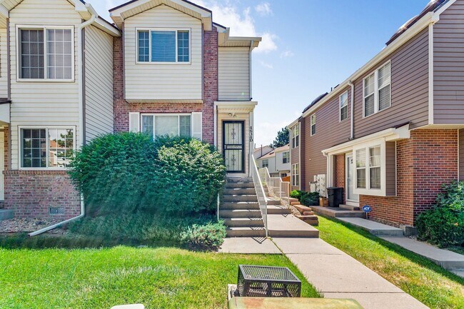 Building Photo - 2 bed / 3.5 bath / Aurora Townhome