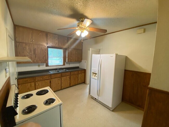 Building Photo - SPACIOUS 2 Bedroom 1 Bath Home!