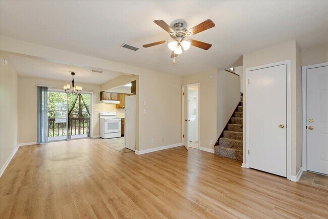 Foto del edificio - 1557 Live Oak Dr