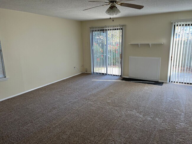 Foto del edificio - 401 Saddlebrook Ct