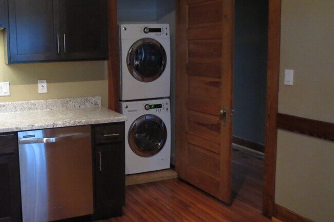 Kitchen, wash/dry units Apt 8 - 627 Ripley St