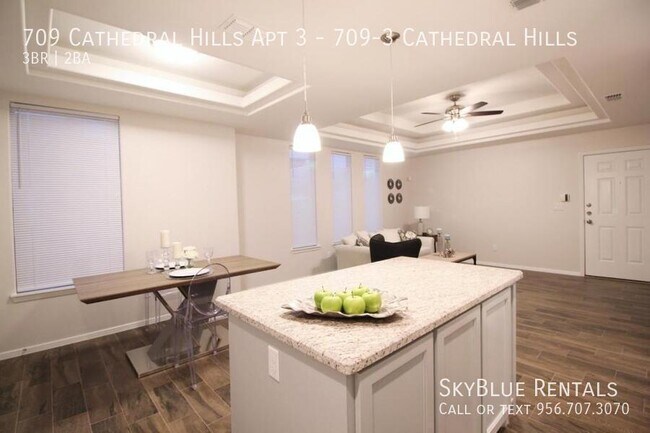 Building Photo - 709 Cathedral Hl