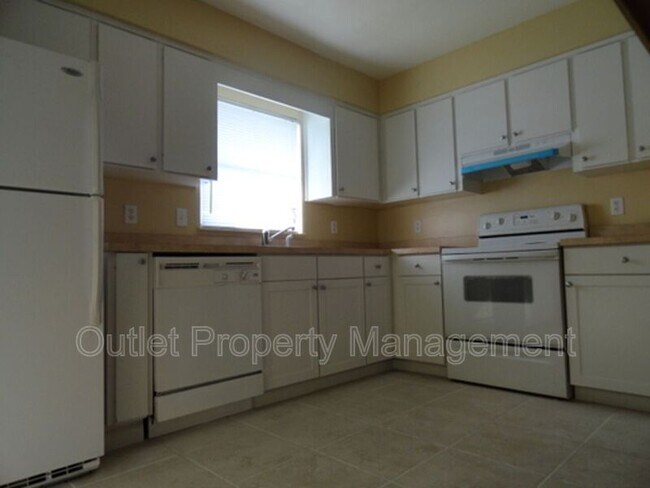 Building Photo - 7526 University Garden Dr