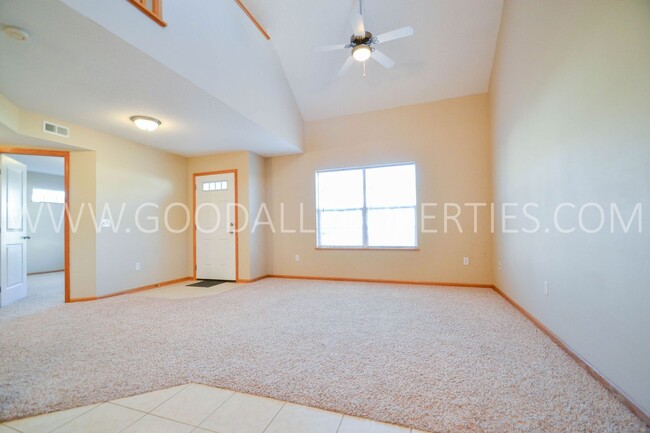 Building Photo - 3 Bedroom, 2.5 Bath Townhome in Urbandale