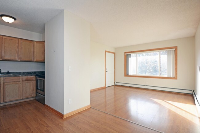 Building Photo - 2105 Hillview Rd